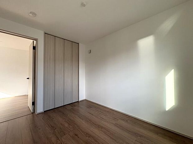 2階約5帖の洋室です♪扉付のクローゼットがついているので、収納後閉めるとスッキリとした空間へ♪