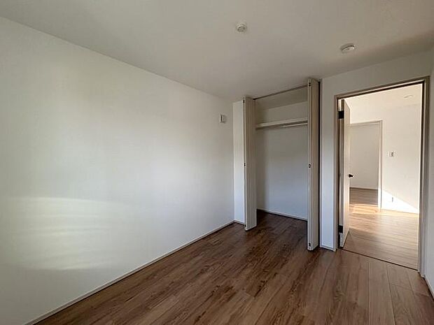 2階約5帖の洋室です♪クローゼットには洋服の収納もしやすいよう、ハンガーパイプ付です♪