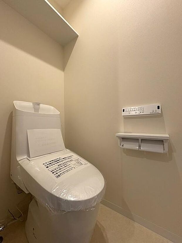 トイレには収納棚がついているので、トイレットペーパーなどの収納にも便利です♪