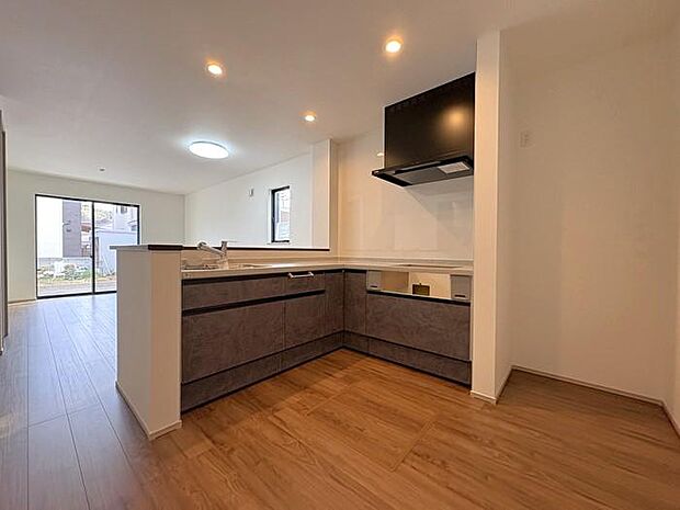 シンクの隣は作業スペースとしても使えます♪料理をしながら、リビングの様子を見る事ができます♪