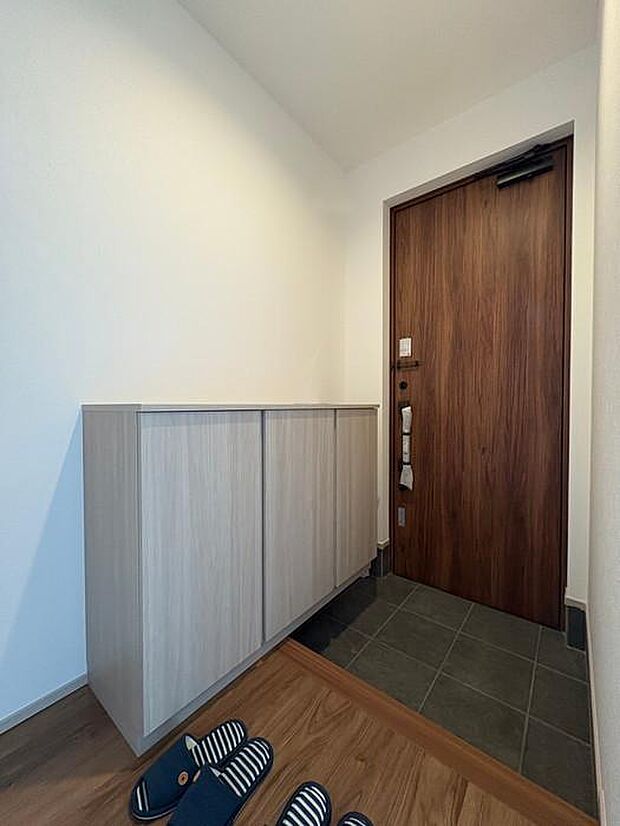 玄関にはシューズボックスが設置済です♪ボックスの上にはスペースがあるので小物を置いたりなどできますね♪