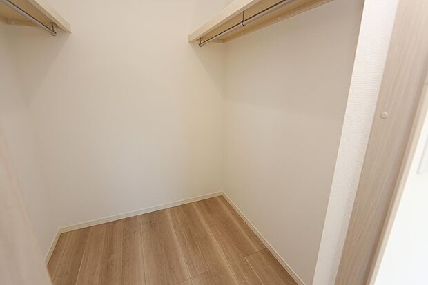 収納たっぷりのウォークインクローゼット