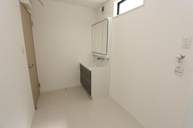 シャンプドレッサーに窓付きの洗面スペース♪