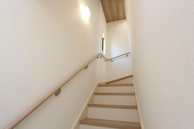2階の階段スペースに窓があり明るいです♪　