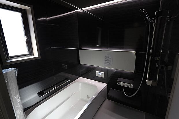 浴室には窓もあり通風・彩光に優れています♪