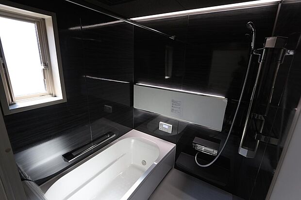 浴室には窓もあり通風・彩光に優れています♪