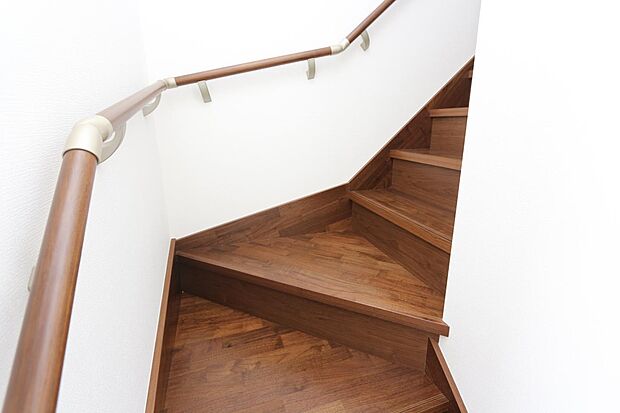 2階の階段スペースに窓があり明るいです♪　