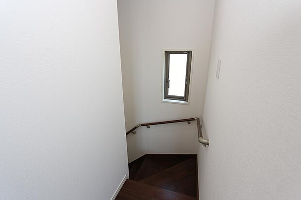 階段スペースに窓があり明るいです♪　