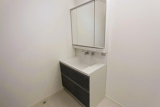 シャンプードレッサーに窓付きの洗面スペース♪