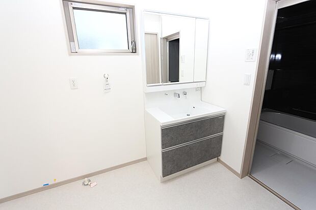 シャンプドレッサーに窓付きの洗面スペース♪