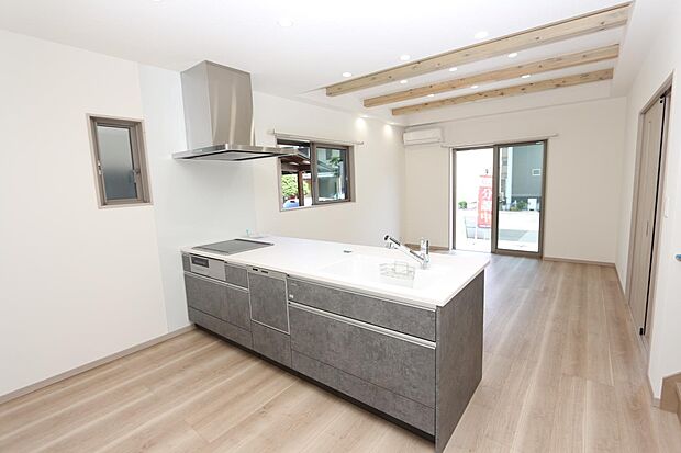 カウンターキッチンは、お子様の様子を家事をしながら見れるので安心♪