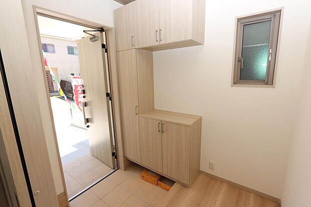 玄関に窓があるので、明るくておススメです♪