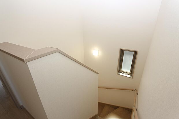 階段スペースに窓があり明るいです♪　