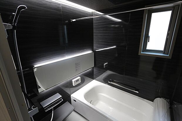 浴室には窓もあり通風・彩光に優れています♪