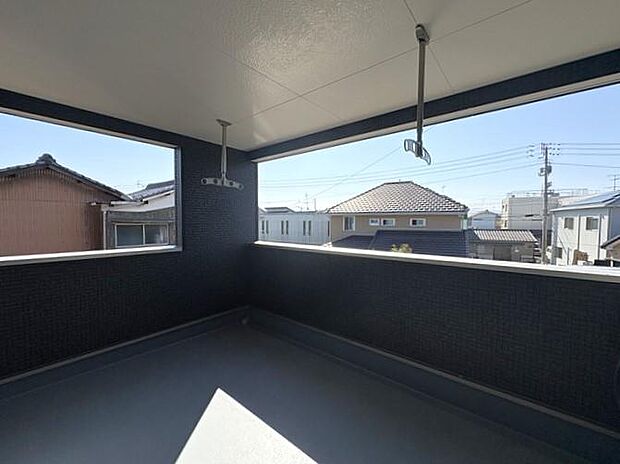 バルコニーは屋根がついているので、急な小雨も安心です♪布団なども干しやすい広さがありますね♪