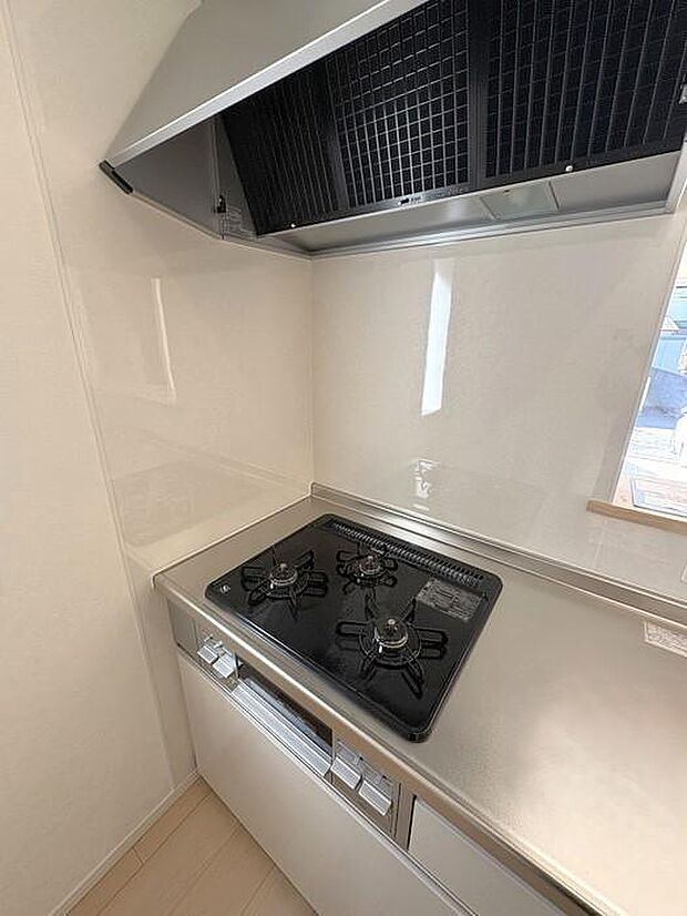 コンロ部分には壁がついておりますので、料理中の油の飛び跳ねがリビングに行くのを防いでくれます♪