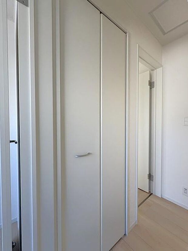 廊下にも収納スペースがあります♪掃除用具などもしまいやすく、使いたい時にすぐ出せるのが嬉しいですね♪