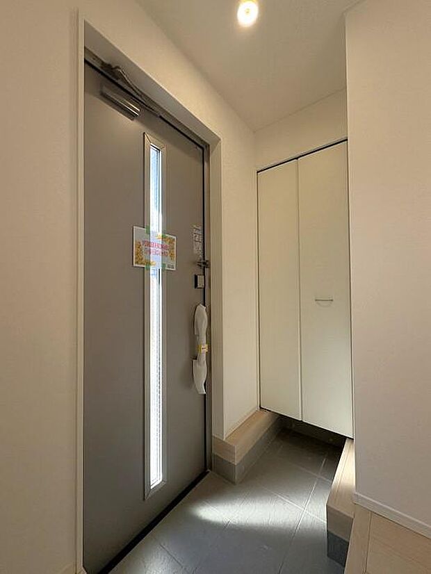 採光を考え抜いて造られた玄関は「行き」も「帰り」も優しく家族を送り出し出迎えます。玄関収納付♪