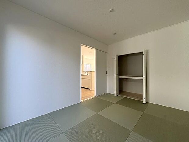 6帖の和室は琉球風畳で和ながらもスタイリッシュな空間です♪上下に分かれた収納があるので、来客用品と分けて収納可能です♪