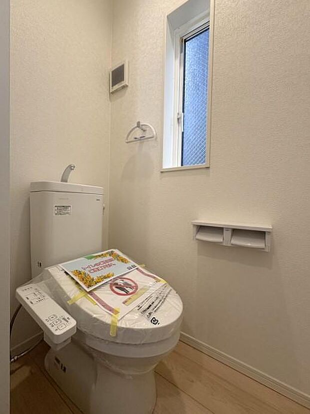 1階トイレです♪換気のしやすい窓がついております♪ペーパーホルダーとタオルハンガー付♪