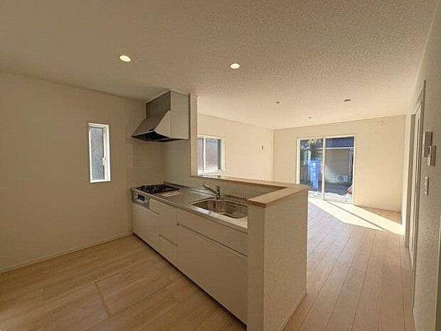 南側に大きな窓があり、暖かな光が差し込むリビングです♪家族の憩いの空間になりますね♪