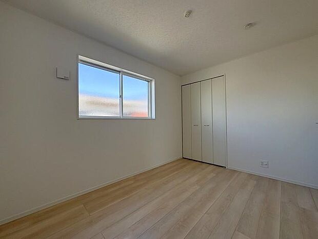 約6帖の洋室です♪クローゼットは扉がついているので、収納後扉を閉めるとスッキリとした空間へ♪