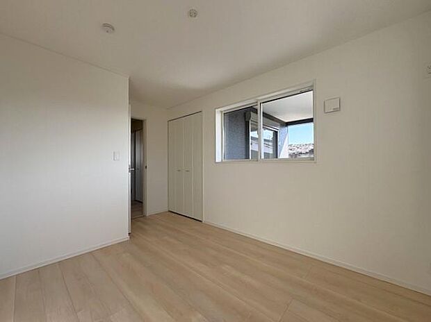 約6帖の洋室です♪全室2面窓なので、通風良好な空間です♪南面窓で日当たり良好です♪