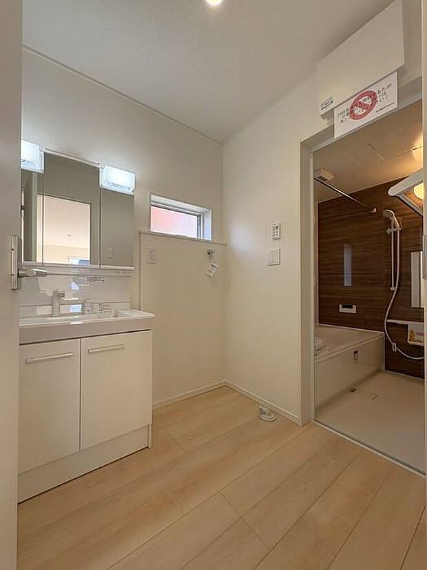 リビングから洗面室に行くことができます♪浴室にはフラットで行くことができます♪