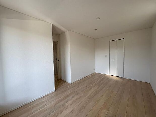 約8帖の洋室です♪奥側にはWICがございます♪扉がついているので、冷暖房の風がWIC内に行くのを防いでくれます♪