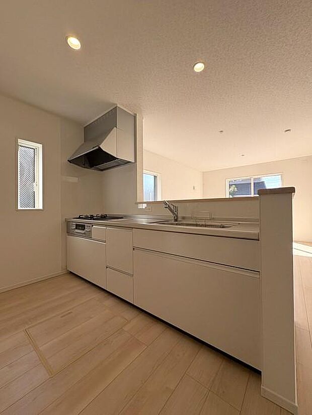 キッチンは人気の対面型です♪料理をしながらリビングの様子を見る事ができます♪シンクとコンロの間に作業スペースもあります♪