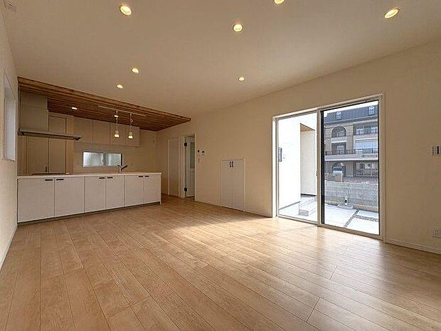 リビングには大きな窓がついております♪晴れた日には暖かな光がリビングに差し込み、リラックスできる空間となっております♪