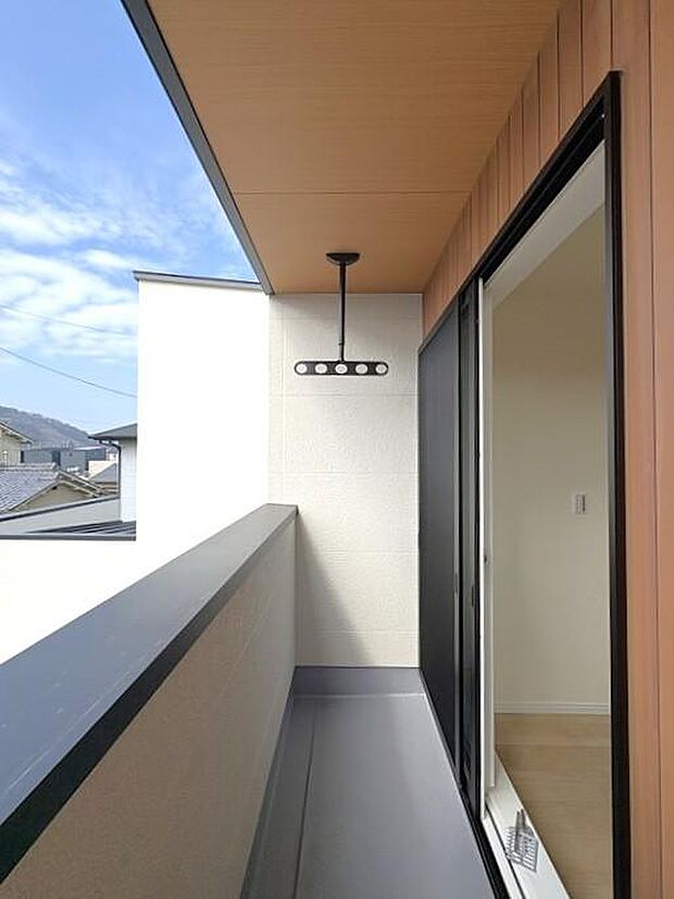 洋室から行けるバルコニーです♪物干し金物も設置済です♪屋根がついているので、急な小雨も安心です♪