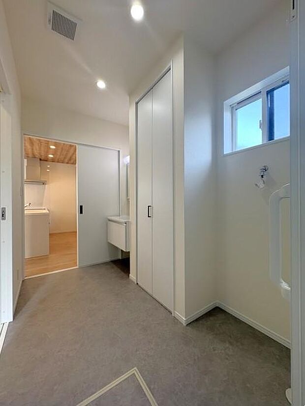 約3帖の洗面室は真ん中に収納スペースを設けました♪タオルなどの収納もしやすく、あると嬉しいスペースです♪