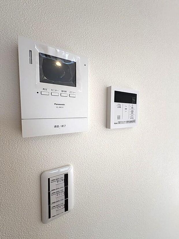 モニター付きインターホンなので、来店時に確認ができるので安心ですね♪浴室乾燥機にもリモコンがあります♪