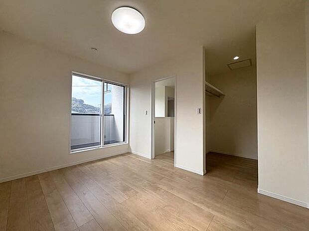 約6帖の洋室です♪ウォークインクローゼットとバルコニーに通じる大きな窓がついております♪