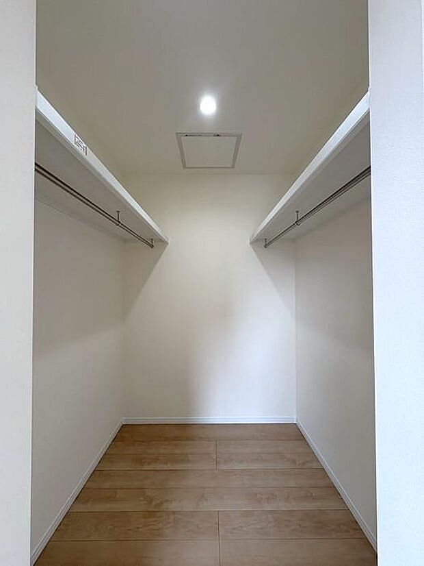 2階6帖のお部屋にあるウォークインクローゼットです♪洋服の収納に便利なハンガーパイプ付♪ライトがあるので、昼夜問わず収納が可能です♪
