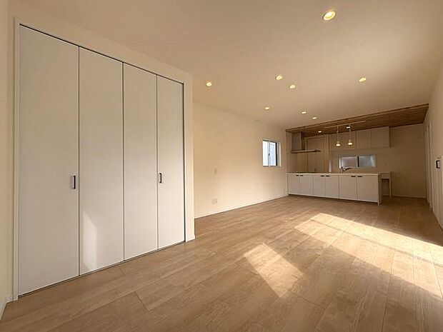 19帖のLDKです♪リビング収納があるので、家族のコートをはじめ子どものオモチャなども収納でき、閉めるとスッキリとした空間へ♪