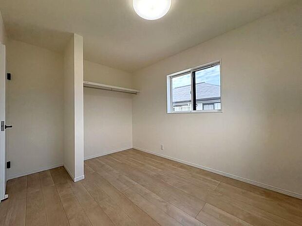 約5帖の洋室です♪クローゼットの扉をのける事で、より解放感のあるお部屋になっております♪