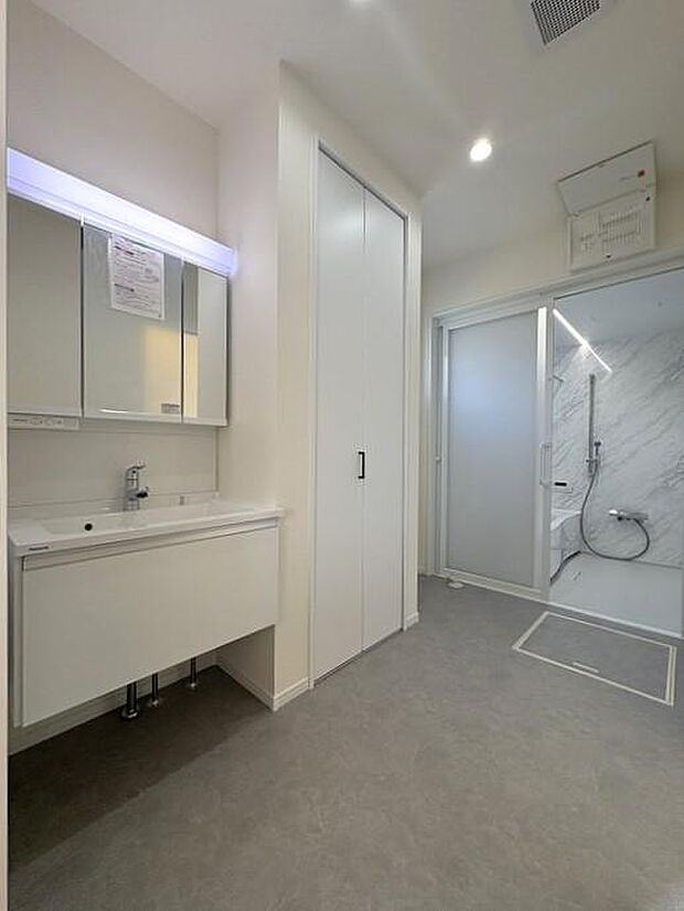 近隣のバス停まで徒歩約1分です♪三津港や松山の中心地にある、松山市駅に行けるルートのバスです♪