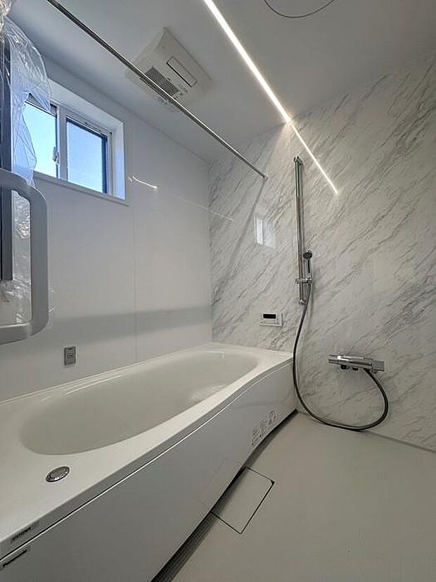 『Panasonic製』の浴室を採用。スキットドア採用で、お掃除性と換気性能を両立させました♪換気設備は、浴室乾燥・暖房・涼風・換気付!オートルーバー採用で、浴室内の隅々まで空気を届け循環させる事で、浴室内を