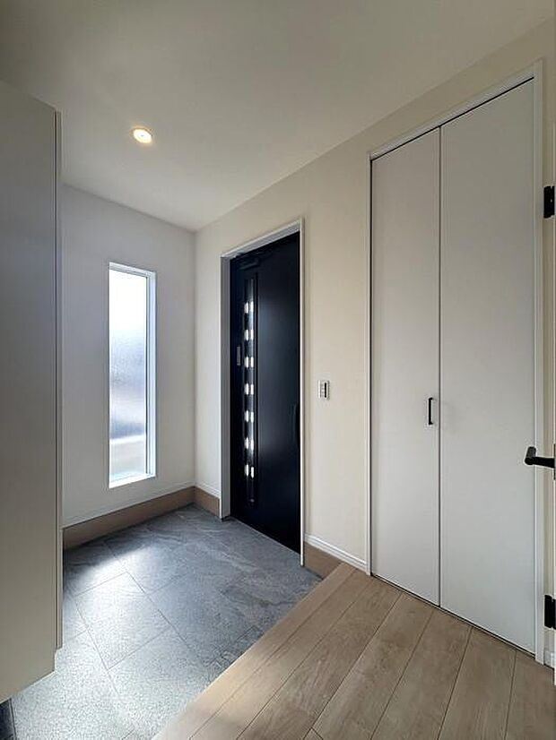 玄関横にも収納がございます♪あると嬉しい箇所に収納を設け、お客様に寄り添った間取りになっております♪