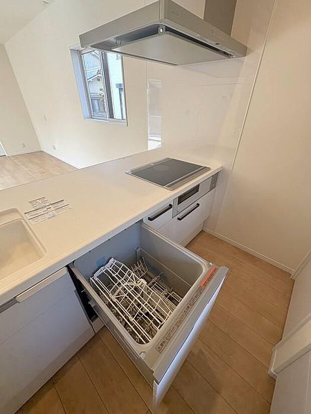 SUMiTASの新築戸建には食洗器が備え付けられております♪食器を洗う時間を短縮♪家族との憩いの時間に繋がりますね♪
