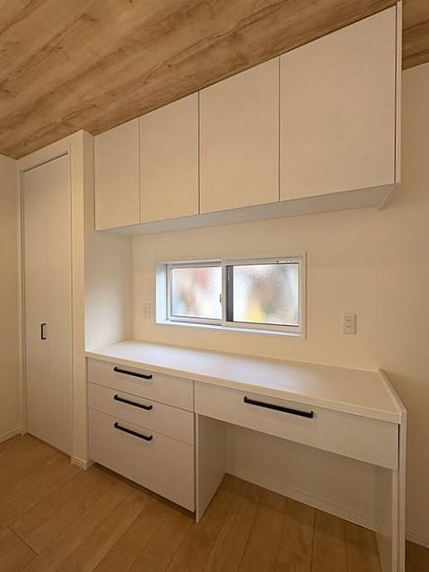 SUMiTASの建売住宅には、全てカップボードが備え付けです。キッチンと同じメーカーの物を使用し、雰囲気も統一。パントリーになる収納もあり、キッチン周りの収納が充実しております。