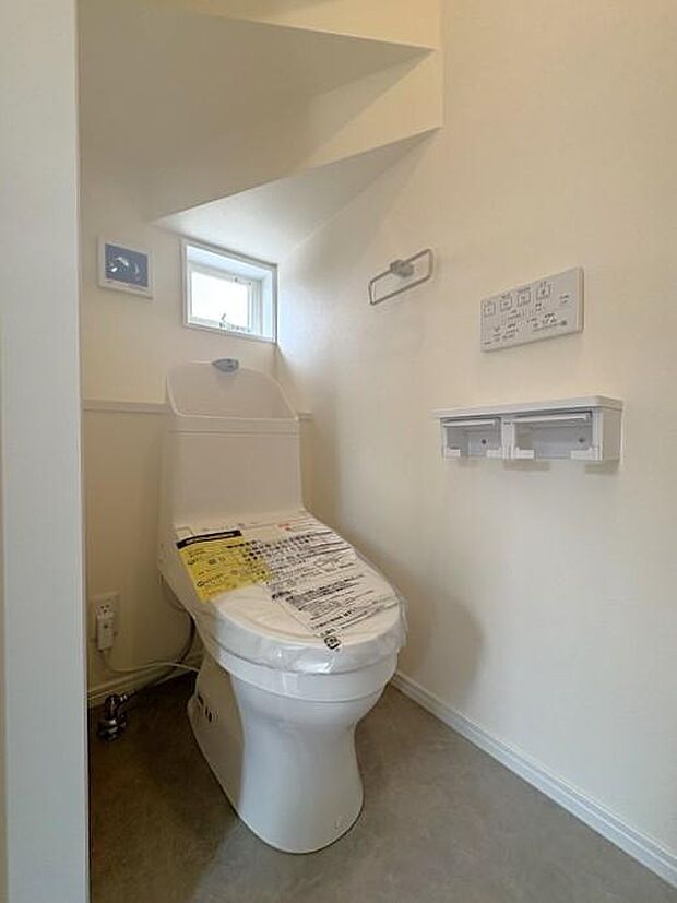 トイレは1・2階とも『TOTO』を採用。フチレスのトイレで、とても掃除のしやすい仕様です。ペーパーホルダーも2連式を採用し、使いやすさをプラスしました。