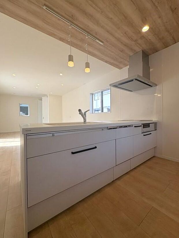 『Panasonic製』のペニンシュラキッチンを採用。作業用スペースが広く、使い勝手も良いです。またキッチン前の壁を取り払い、リビングとの一体感も感じられる仕様です。