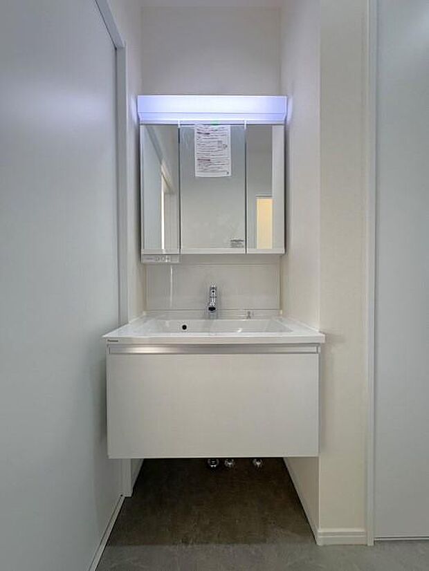 『Panasonic製洗面台』横幅が広くとても使いやすく、足元が空いており掃除もしやすい仕様です。三面鏡仕様かつ。使い勝手・見た目に拘った仕様です。