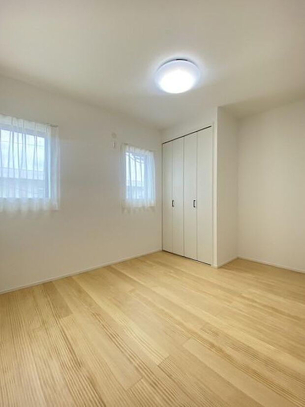 2階にある5.4帖の洋室です♪クローゼットは扉がついておりますので、収納が閉めるとスッキリとした空間へ♪