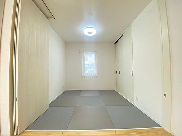 1階リビング横にある4.5帖の和室です♪収納スペースもあるので、来客用の布団なども収納しやすいですね♪