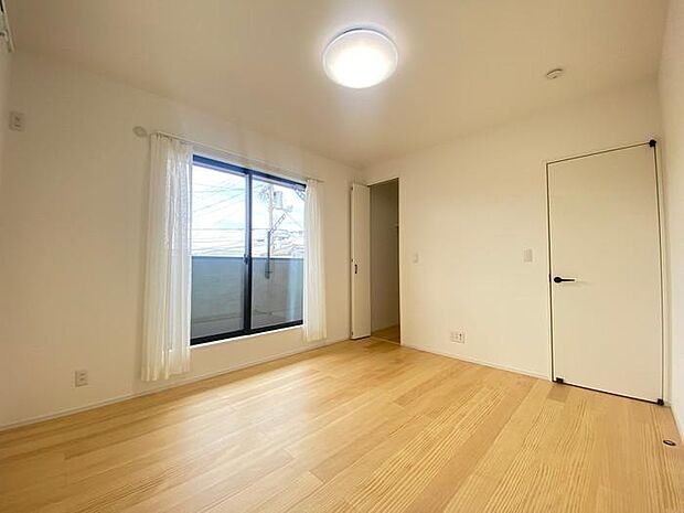 2階にある7帖の洋室です♪収納が2か所あります!洋服とそれ以外に分けて収納がしやすいですね♪