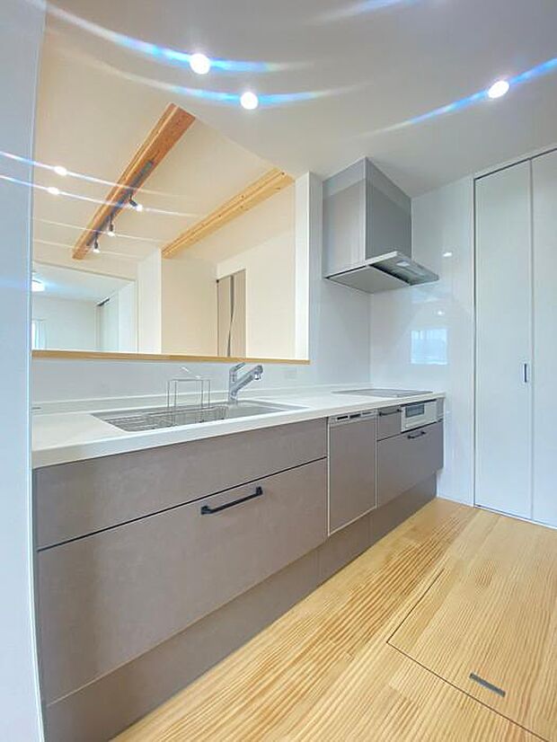 キッチンは人気の対面型です♪料理をしながらキッチンの様子を見る事ができます♪パントリーもあります!